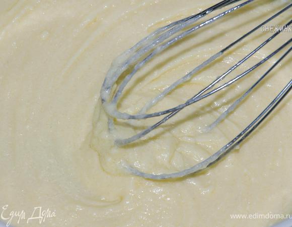 Затем добавить к ним масло, размягченное при комнатной температуре, и опять хорошо взбить.