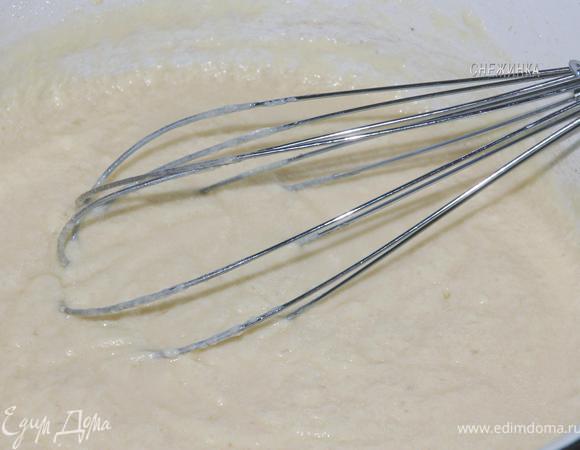 К масляно-яичной массе добавить растворенные дрожжи, перемешать.