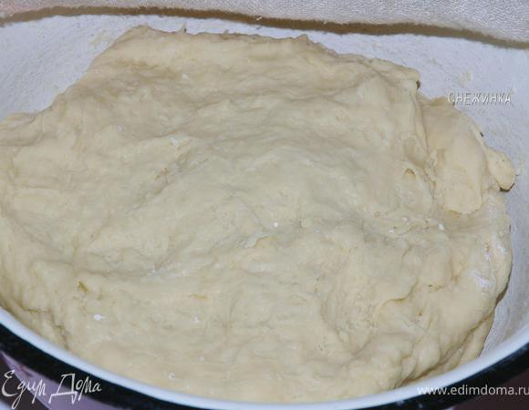 Понемногу добавлять просеянную муку и замешивать тесто. Вымесить минут 5. Оно должно быть мягким, не тугим, практически не прилипать к рукам. Миску с тестом накрыть полотенцем и поставить в теплое место на 1,5-2 часа. Я поставила миску на плиту, перед этим в ней пеклись маффины, и она была теплой.