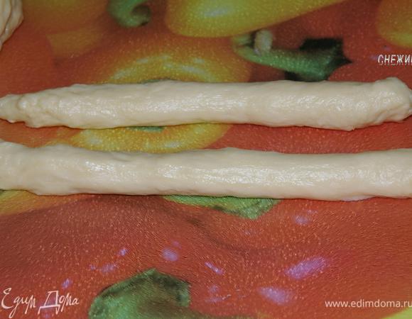 Обминаем тесто и лепим булочки. Отрываем два шарика и катаем из них полоски.