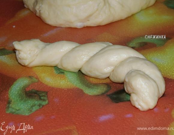 Соединяем полоски с одного конца и перекручиваем одну через другую.