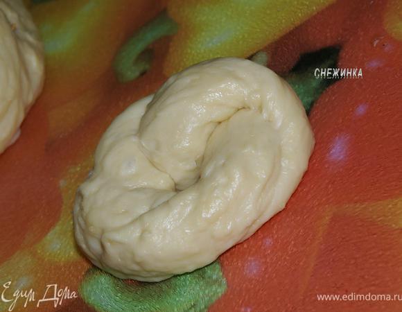 Концы завитка соединяем вместе, формируя кольцо. Укладываем на противень.