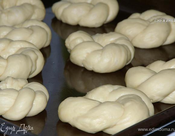 Вот такие булочки у меня получились. Этого количества теста хватило на 1 противень. Оставляем булочки на 15 минут подниматься.