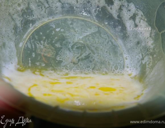 Теперь готовим обмазку: растопить масло и смешать с молоком.