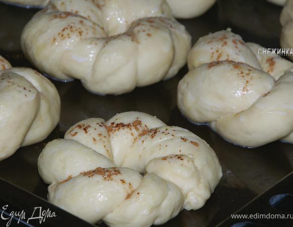 Обмазываем каждую булочки и присыпаем корицей. Ставим в духовку, разогретую до 190С, на 25 минут (ориентируйтесь).