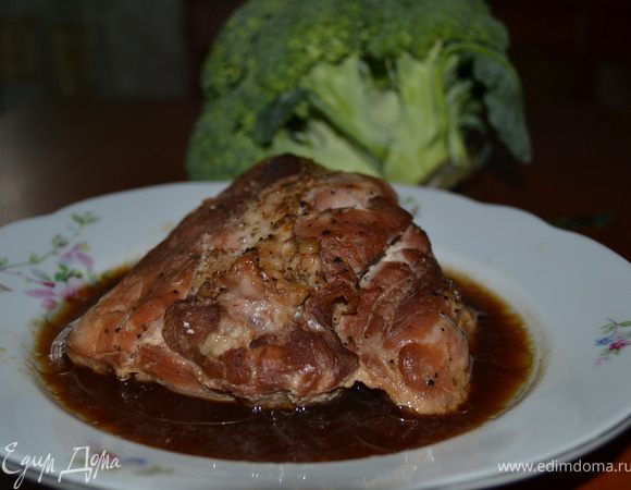 Свинину натереть солью и перцем. В мисочке смешать чеснок (выжать через чеснокодавку), добавить мёд, апельсиновый и лимонный сок, и погрузить мясо в этот маринад. Мариновать 6-8 часов ( я всегда мариную мясо на ночь). Запекать в рукаве при 180 гр 1,5-2 часа. Очень вкусно и сочно!