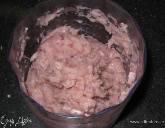Филе и лук измельчить в блендере.