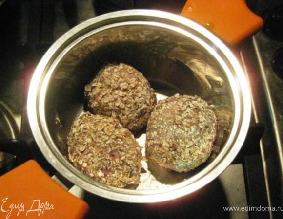 В кастрюльке с тяжелым дном разогреть раст. масло. Я для этих целей использую кукурузное, т.к. это единственное масло, кот. при нагреве не выделяет вредные вещества. Обжарить котлетки по паре мин. с кажд. стороны.