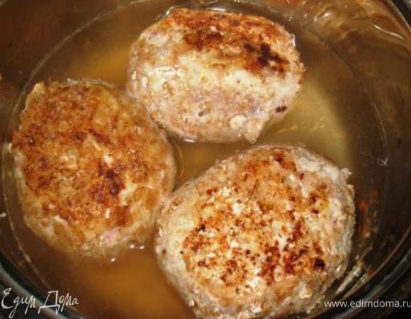 Наливаем водичку и тушим под крышкой 25 мин. с одной стороны, 10 мин. с другой.