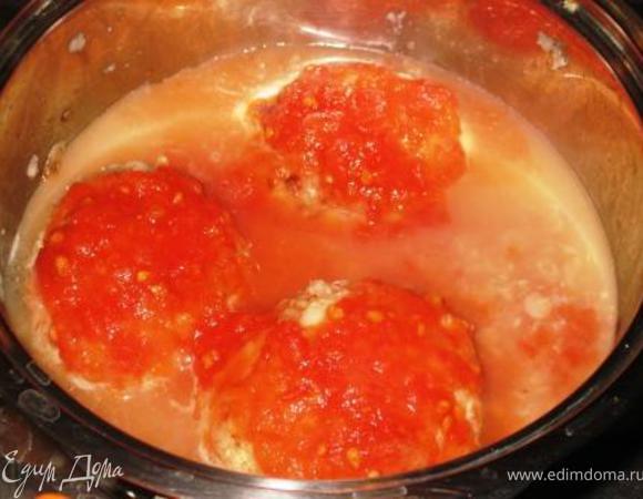 Смешиваем томаты с измельченным чесноком и добавляем к котлеткам. Тушим еще 10 мин.