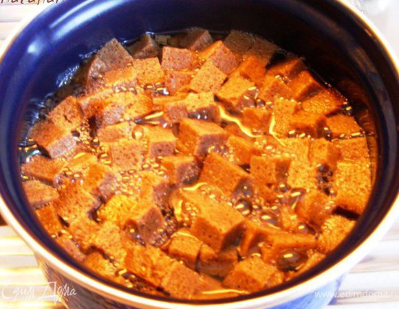 Переложить сухарики в эмалированную кастрюлю, залить кипятком, закрыть крышкой и оставить настаиваться на 2 часа.