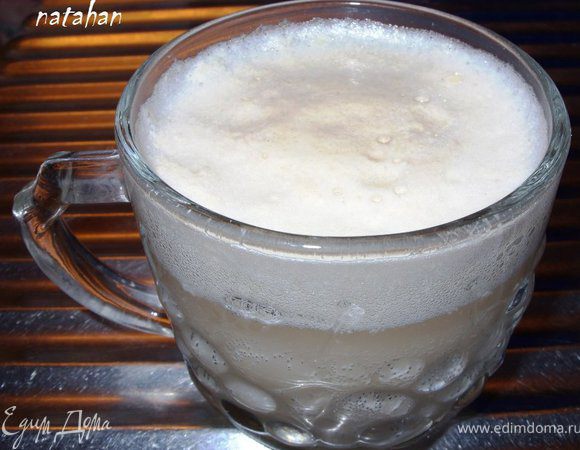 Приготовить закваску: в кружечке развести дрожжи в 100 мл тепловатой кипяченой воде, добавить сахар и хорошо всё перемешать.