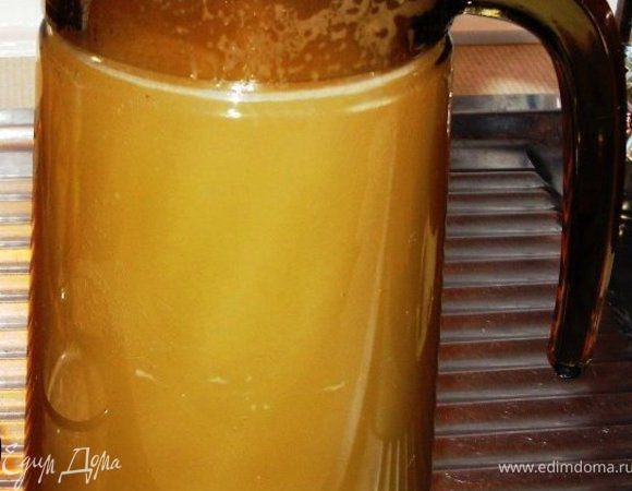 Убрать раскисшие сухарики, добавить разведенные дрожжи, перелить в кувшин и оставить в тёплом месте бродить на 1 сутки.