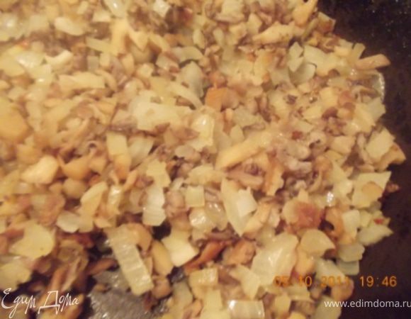 мелко режем грибочки и лук, обжариваем