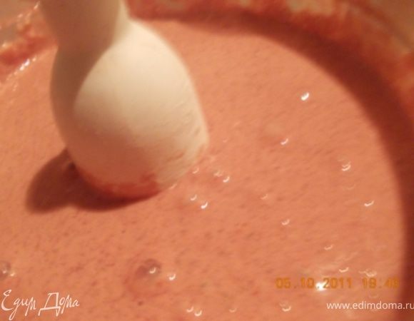 с печени снимаем плёнку, режем небольшими кусочками, кабачок очищаем от кожуры и семян, тоже режем, и вместе с печенью загружаем в кухонный комбайн и измельчаем. Добавляем к полученному фаршу яйца, муку, молоко, соль и перемешиваем