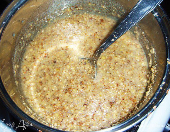 Добавить орехи и варим еще 5 минут.
Снимаем с огня, добавить бренди и перемешать. Полностью остудить.