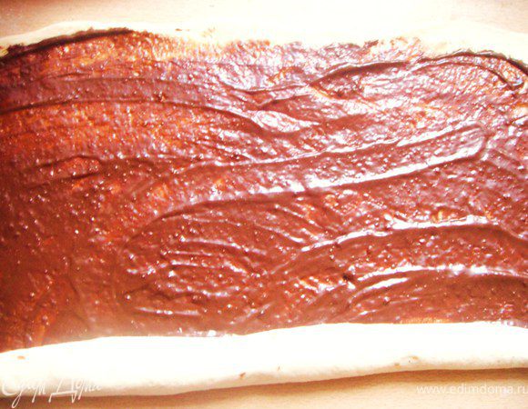 Начинка шоколадная: Растопить шоколад вместе с маслом на водяной бане. Хорошо перемешать, дать остыть до комнатной температуры и намазать на тесто.
  