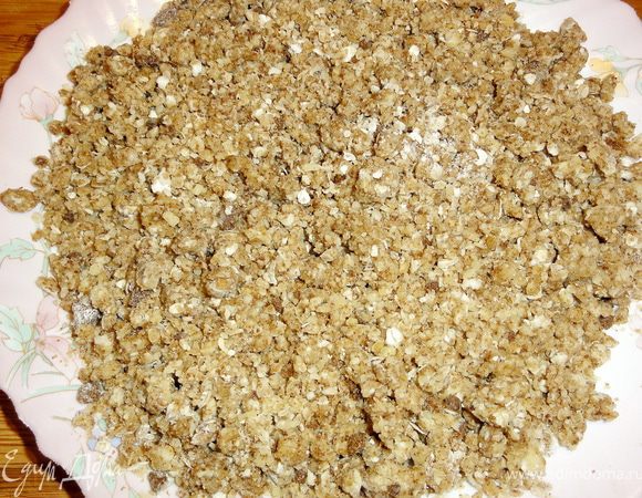 Для этого масло необходимо измельчать одновременно с вышеперечисленными компонентами.  Затем растереть смесь руками до рассыпчатой крошки.