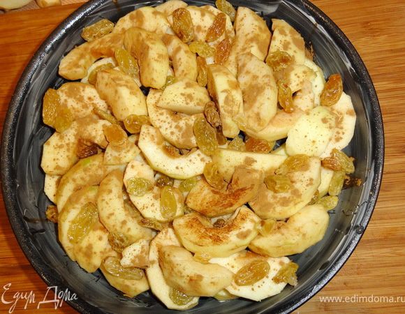 На смазанную маслом форму, выложить яблоки и  изюм. Все посыпать корицей и тростниковым сахаром. 