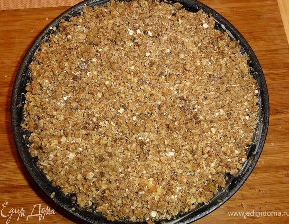 Крошку выложить на яблоки и  поставить выпекать в разогретую до 180-200  градусов духовку. 