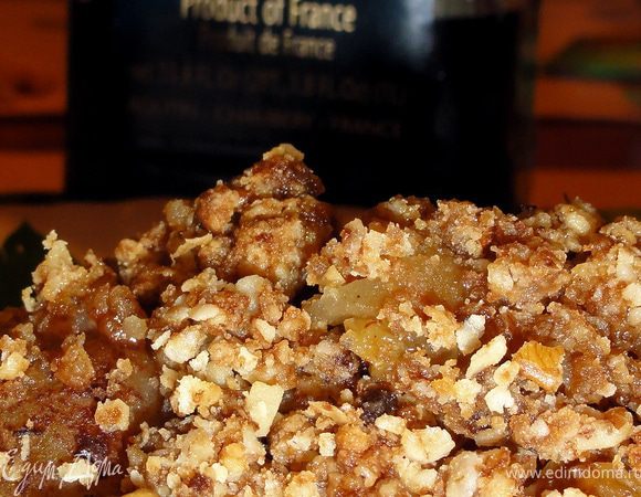 Крамбль едят теплым или холодным, с мороженным или сладким йогуртом. Я же полила его сиропом Irish Cream ))) мне так захотелось)))
Сказать, что это очень вкусно - ничего не сказать!


