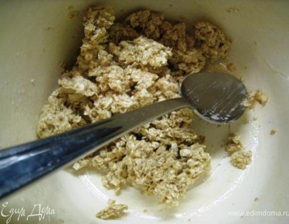 Взбить яйцо с солью. Добавить сахар, еще взбить. Всыпать хлопья перемешать ложкой.