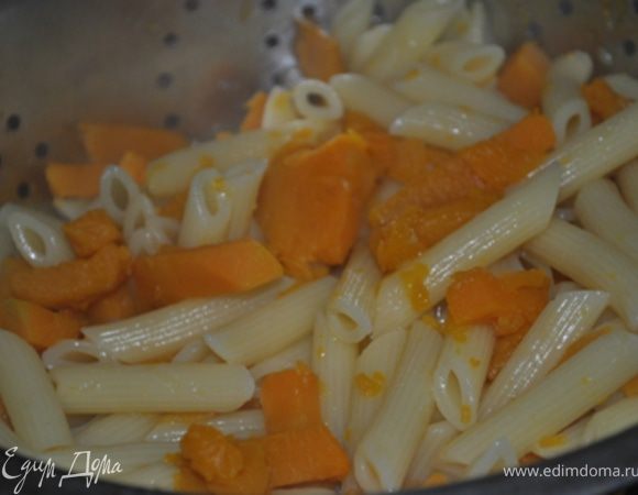 В подсоленной воде варить пенне и тыкву 10-12 мин. Слить воду, в которой они варились, оставив 50 мл.