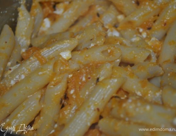 Добавить пенне, тыкву, раскрошенную фету, оставшуюся воду, все перемешать.