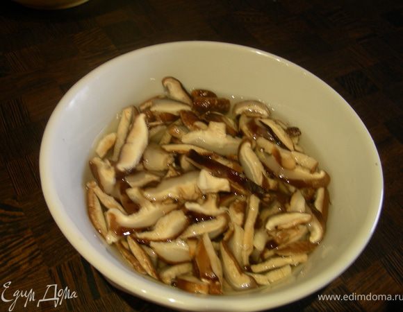 Грибы заливаем горячей водой и оставляем на 20-30 мин.