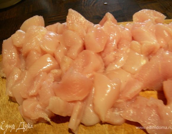 Курицу нарезаем небольшими кусочками.