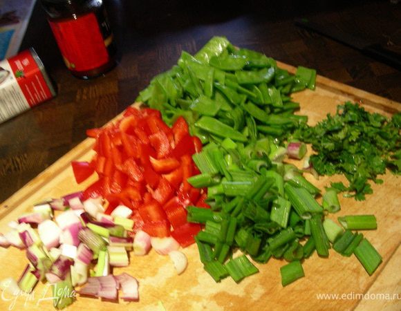 Примерно также нарезаем и овощи. Измельчаем зелень.