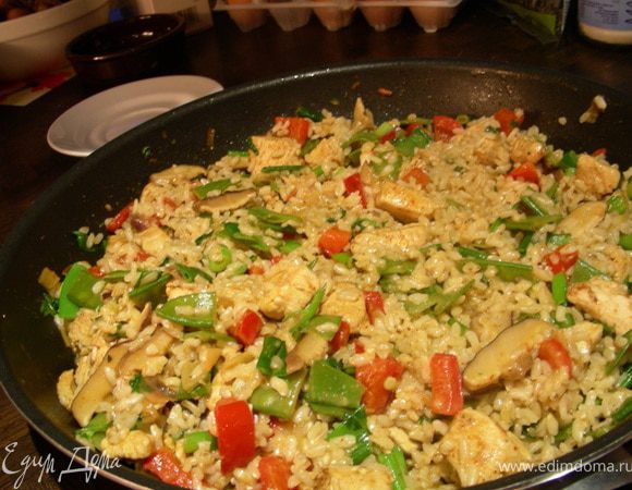 Затем добавляем кокосовое молоко и уменьшаем огонь. Я оставила это тушиться потихоньку минут на 5. Наконец добавляем зелень (лук, кинзу и шпинат), еще ждем минуту-другую и подаем. Я рис туда добавила сразу, чтобы он получше пропитался соками и ароматами)