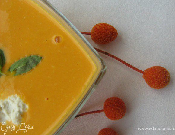 Лук и морковь очистить,лук мелко нарезать,морковь натереть на тёрке. В кастрюле разогреть оливковое масло и тушить в нем овощи на среднем огне помешивая минут 7-8,добавить нарезанную кубиками тыкву,потушить всё вместе 10 минут,влить бульон,довести до кипения и варить до готовности тыквы.
Готвый суп измельчить с помощью блендера до кремообразного состояния,поставить на плиту довести до кипения,убавить огонь, влить сливки, посолить, поперчить, приправить мускатным орехом и держать на маленьком огне 3-4 минуты. Затем накрыть кастрюлю крышкой и дать супу настояться 10-15 минут.Готовый крем-суп разлить по тарелкамм,в каждую тарелку положить по ложечка мягкого сливочного сыра,украсить листиками мяты.Приятного аппетита!