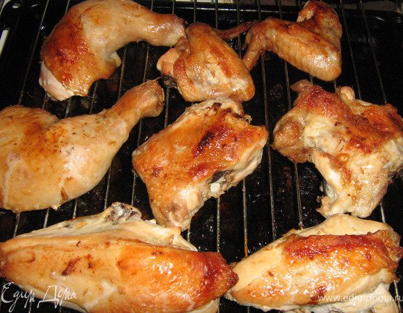 Курицу замариновать целиком на ночь в смеси лимонного сока,соевого соуса,сухих трав,тёртого имбиря,чёрного перца и несколько капель бальзамического уксуса.Достать замаринованную курицу,разрезать на порционные куски,разложить на решётку-гриль,полить каждый кусочек маринадом и поставить в разогретую до 200С духовку на 30 минут,затем перевести духовку в режим "гриль" и запекать ещё минут 10-15.Приятного аппетита!