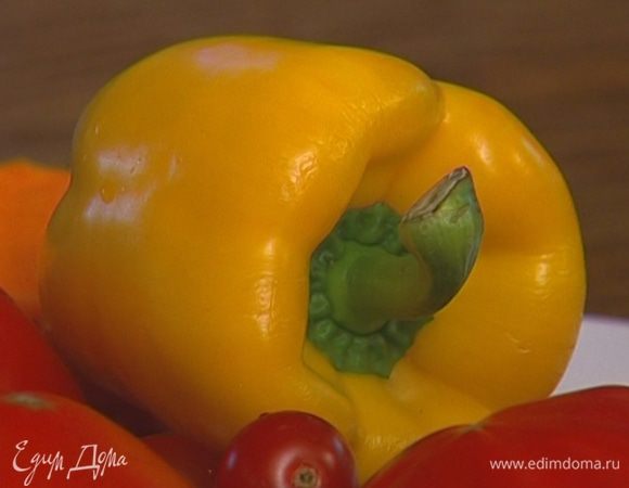 Сладкий перец запечь в духовке, поместить на некоторое время в целлофановый пакет, затем снять кожицу и удалить семена.