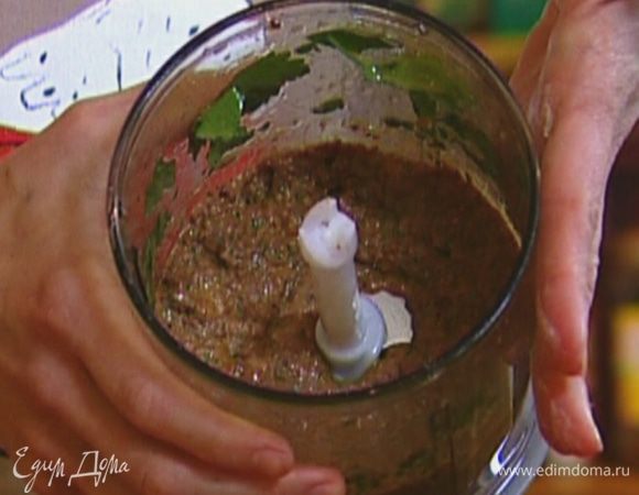 Сладкий перец, вяленые помидоры, оливки, петрушку, оливковое масло, лимонный сок, соль и молотый перец взбить в блендере в пюре.