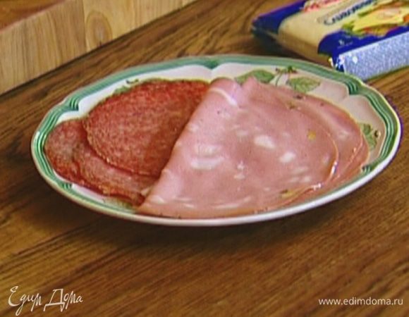 Вареную колбасу и салями тонко нарезать.