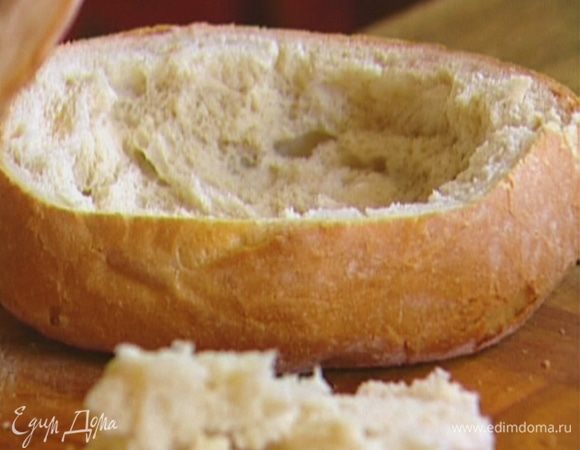 Батон разрезать вдоль пополам и вынуть мякиш.