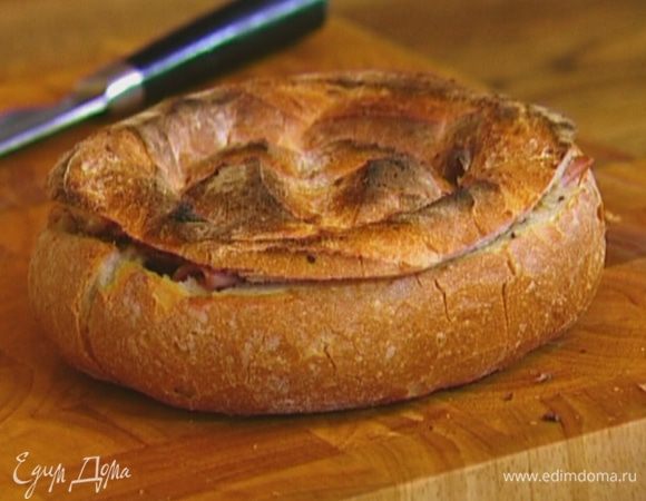 Отправить батон под гриль на 3 минуты, затем перевернуть и обжаривать еще 1 минуту.