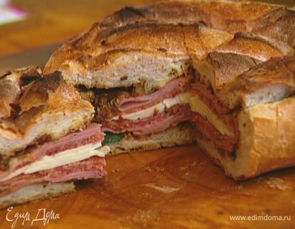 Поджаренный хлеб нарезать на порции.