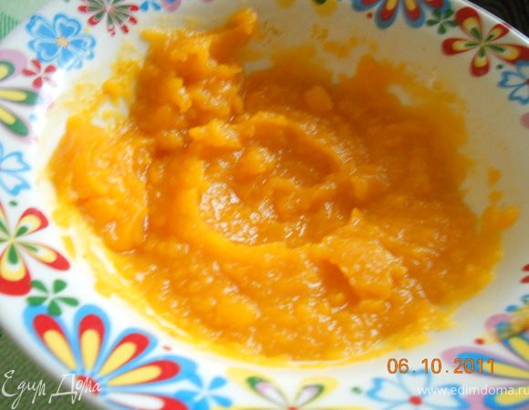 Тыкву режем на кусочки, отвариваем в микроволновой печи в течение 5 минут, а затем сливаем жидкость. Делаем пюре и охлаждаем. Хорошо будет пропустить его через сито, чтобы убрать излишек воды.