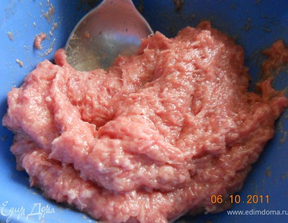 в то время пока наше тесто отлеживается делаем фарш, лук измельчаем в блендере, и добавляем в фарш, солим, перчим, посыпаем тертым пармезаном!