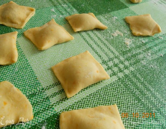 Тесто разделить на несколько частей. Взять одну часть, раскатать с помощью скалки или машинки,сформировать равиоли