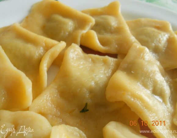 Готовые равиоли отварить в подсоленной воде около 5 минут.  подавать полив оливковым маслом и посыпав тертым пармезаном! Приятного аппетита!