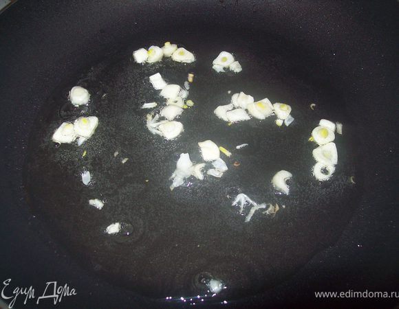 разогрейте на сковороде масло, добавьте пару зубчиков нарубленного чеснока
