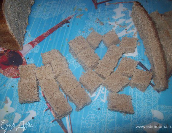 С хлеба срезать корочку, мякоть нарезать кубиками