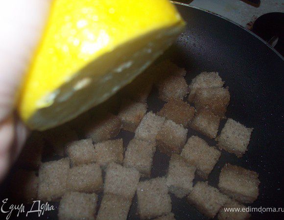 выложите хлеб в чесночное масло, сбрызнете лимонным соком и обжаривайте до румяной корочки
