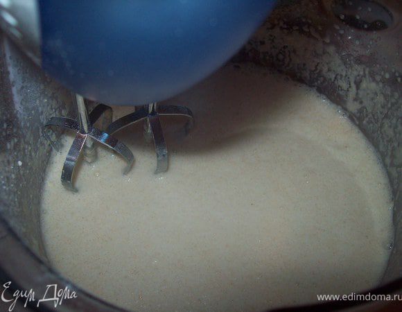 взбить до пены 2 яйца с сахаром, затем  медленно ввести молоко не останавливаясь взбивать, постепенно добавлять муку не прекращая взбивать.