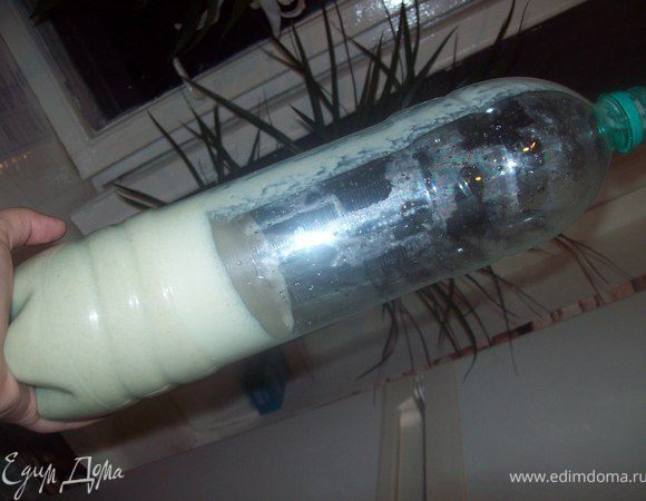 перелейте тесто в пластиковую бутылку