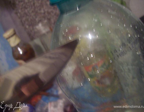 Сделайте в бутылке отверстие. я это сделала нагрев кончик ножа на  плите